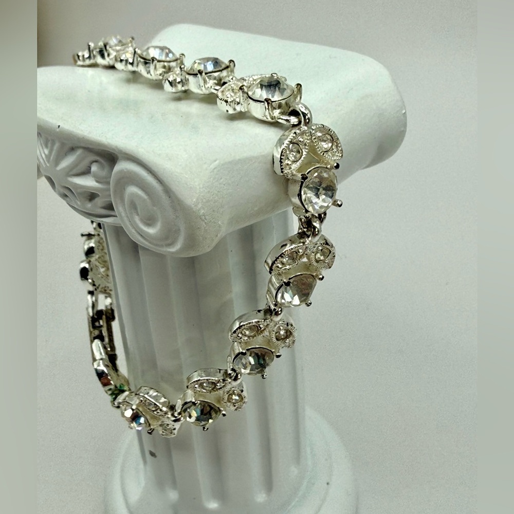 Vintage Napier Crystal Clear Signed Bracelet 7.5” - Picture 6 of 12